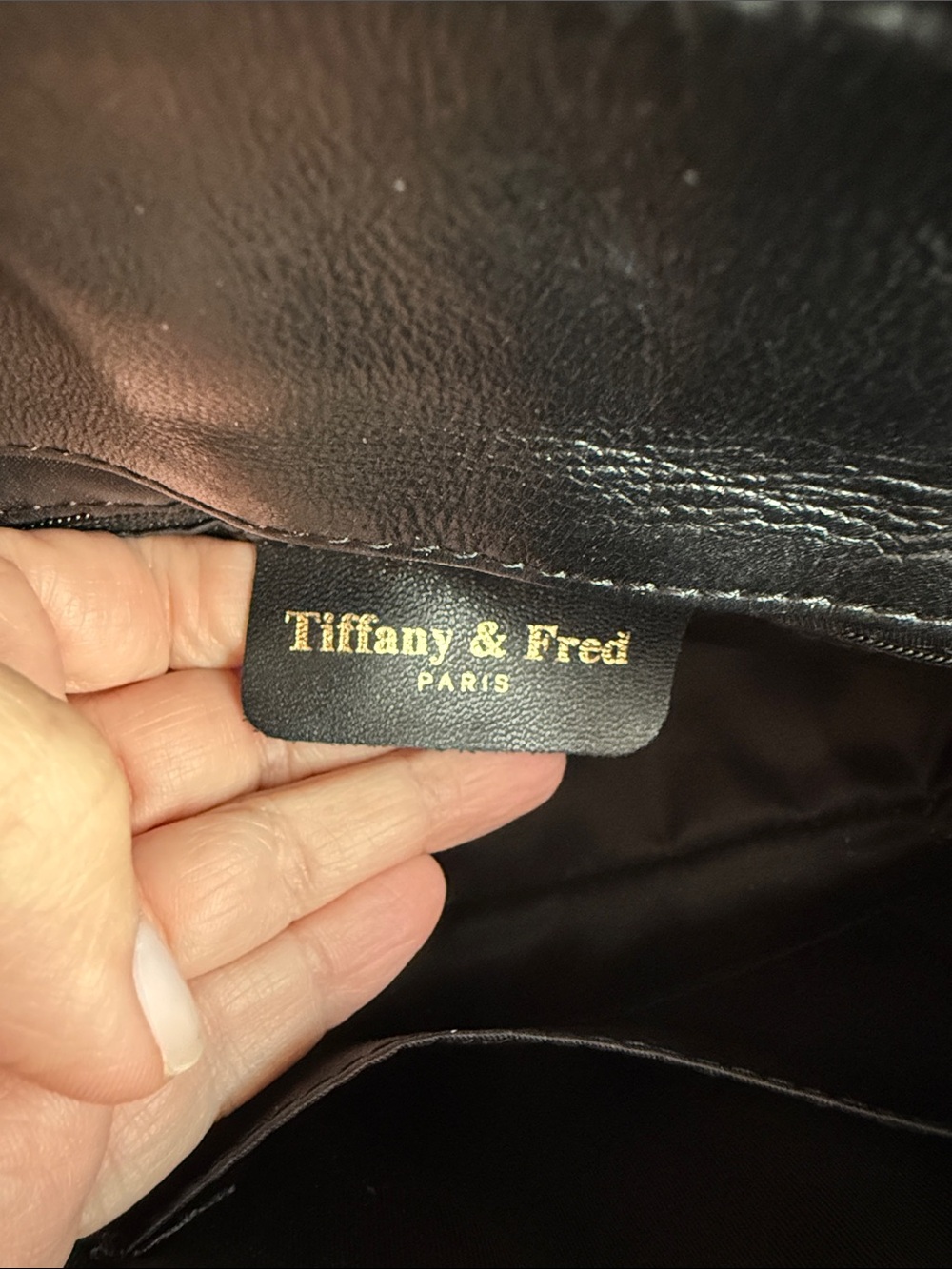Classic Quilted Black Shoulder Bag with Gold Chain Accents - Picture 7 of 16